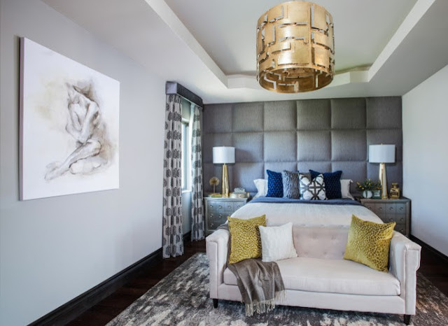 Großes Modernes Hauptschlafzimmer mit grauer Wandfarbe und braunem Holzboden in Miami
