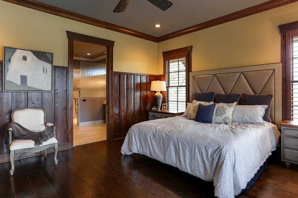 Foto de habitación de invitados de estilo de casa de campo grande con paredes grises y suelo de madera oscura