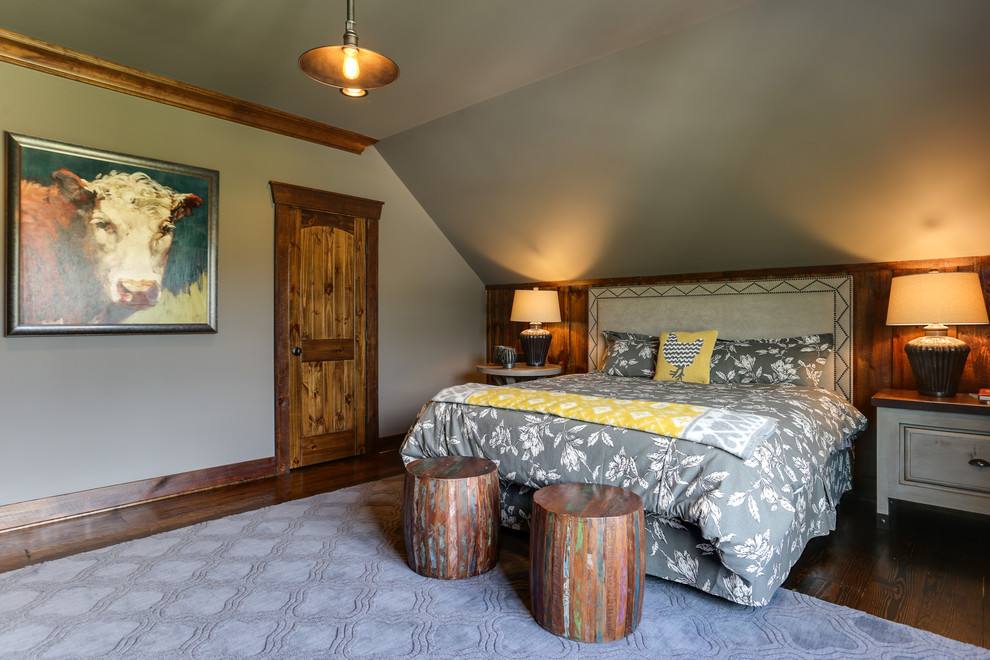 Ejemplo de habitación de invitados campestre grande con paredes grises y suelo de madera oscura