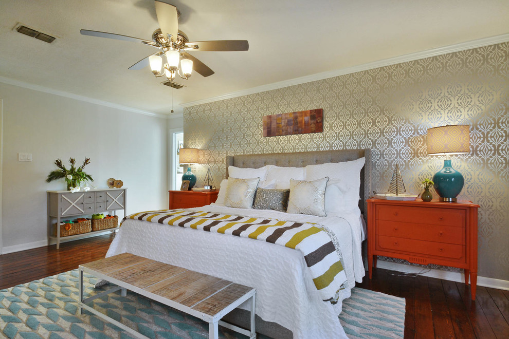 Modelo de dormitorio clásico renovado con paredes beige, suelo de madera oscura y suelo rojo