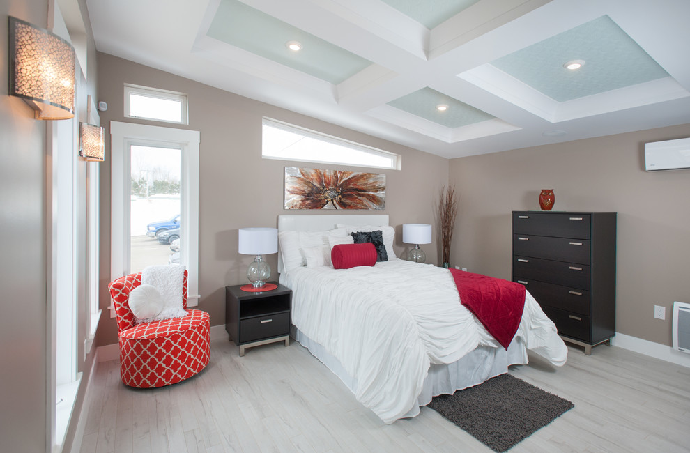Cette image montre une chambre parentale minimaliste avec un mur marron et un sol en vinyl.