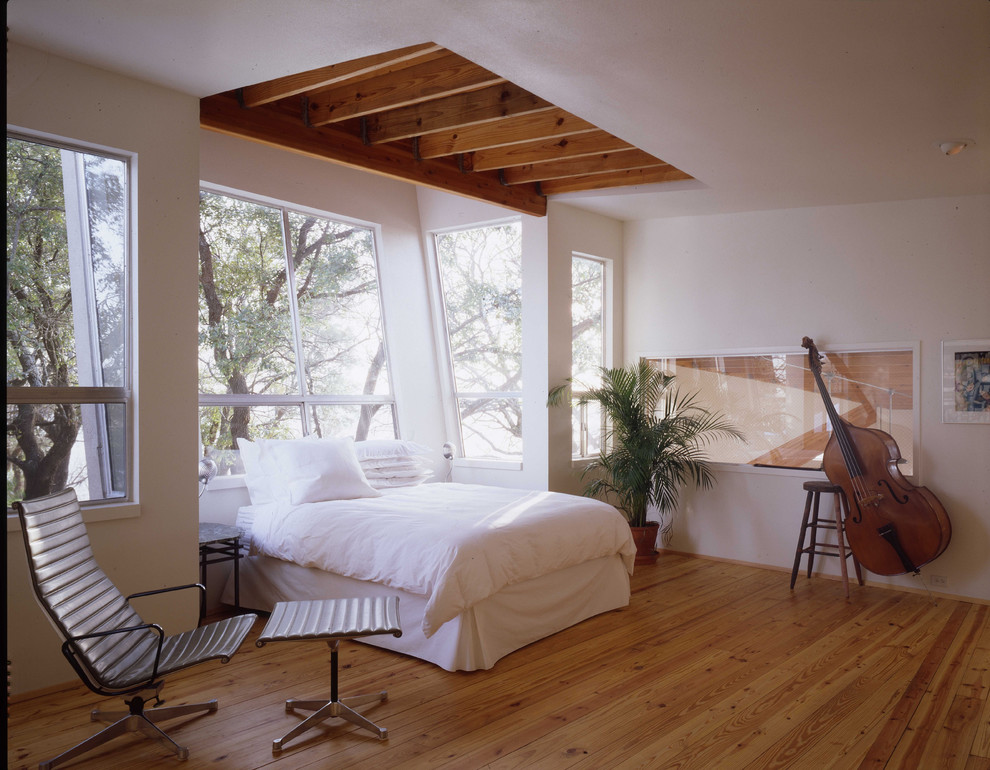 Идея дизайна: спальня в стиле модернизм с белыми стенами и кроватью в нише
