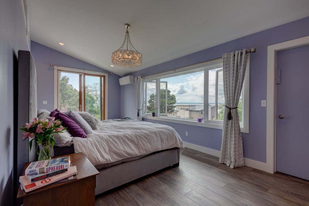 Foto di una camera matrimoniale di medie dimensioni con pareti viola, pavimento in vinile, pavimento grigio e soffitto a volta