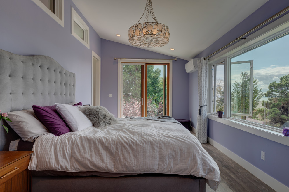 На фото: хозяйская спальня среднего размера с фиолетовыми стенами, полом из винила, серым полом и сводчатым потолком