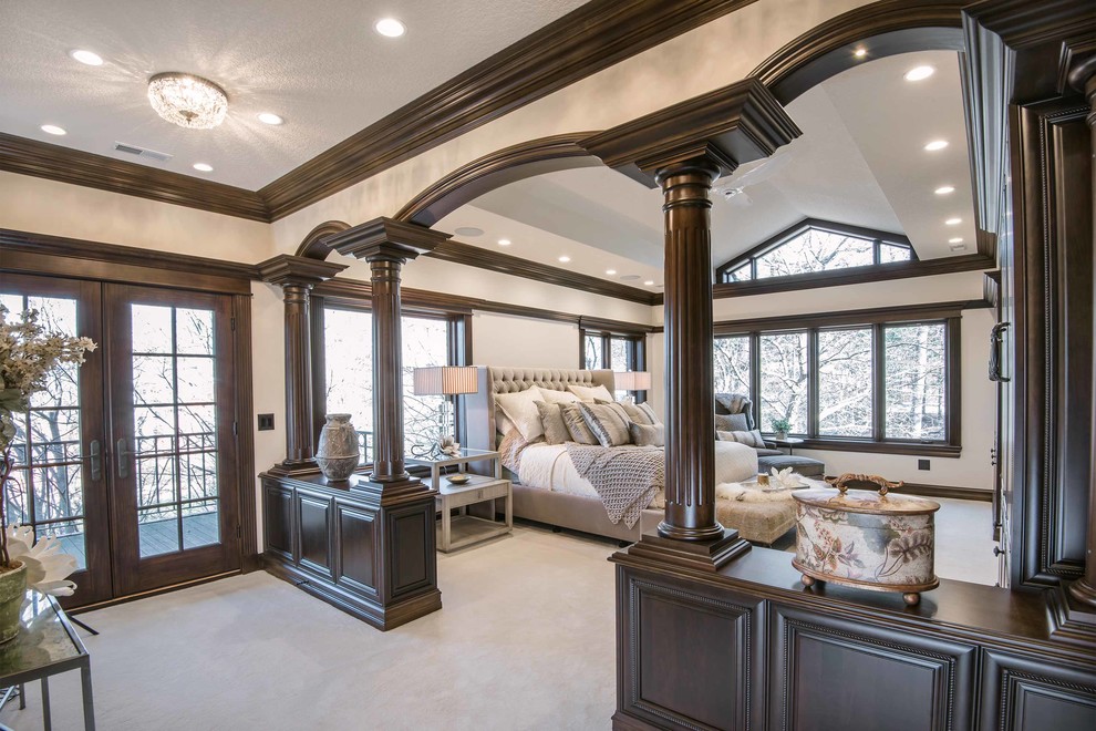 Стильный дизайн: огромная хозяйская спальня в классическом стиле с бежевыми стенами и ковровым покрытием - последний тренд