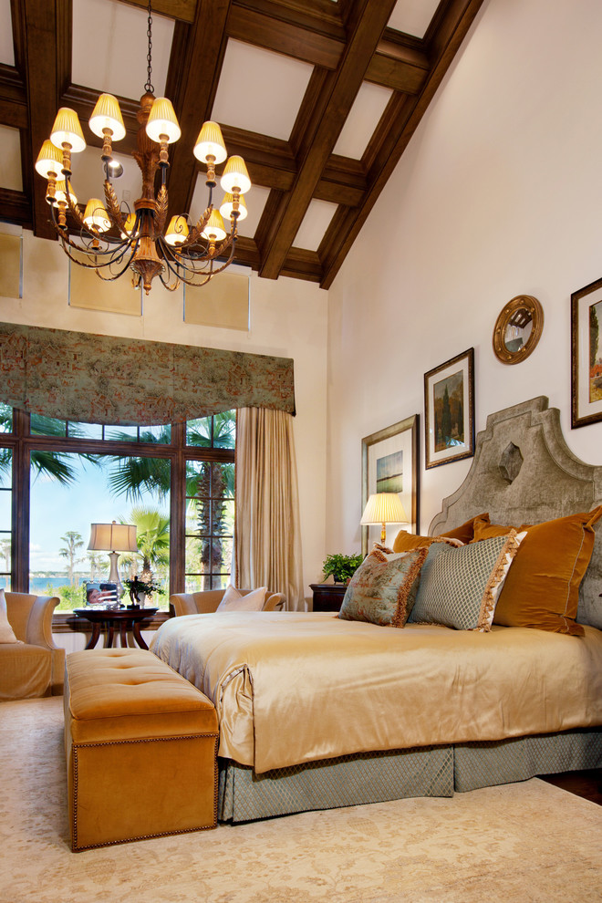 Foto de dormitorio principal mediterráneo grande sin chimenea con paredes blancas, moqueta y suelo beige