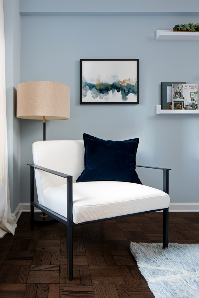 Inspiration för ett litet funkis sovrum, med blå väggar, mörkt trägolv och brunt golv