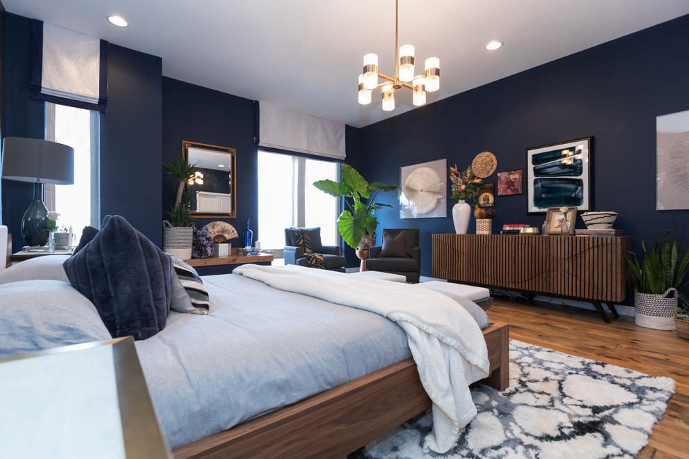 Idee per una grande camera matrimoniale moderna con pareti blu, pavimento in legno massello medio e pavimento marrone