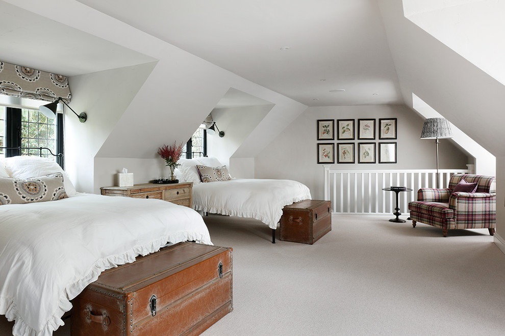 Modelo de habitación de invitados clásica con paredes blancas, moqueta y techo inclinado