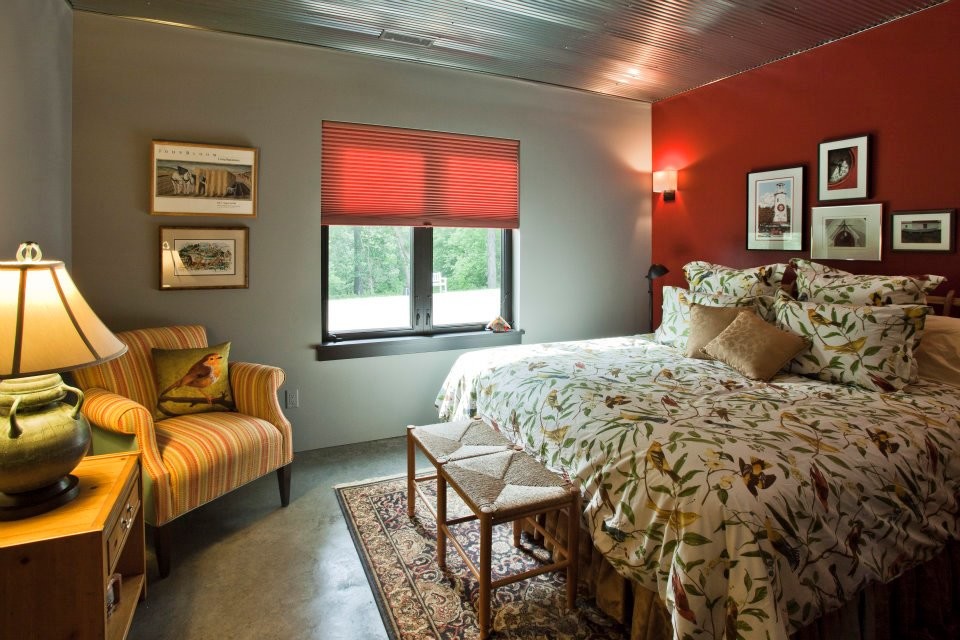 Пример оригинального дизайна: хозяйская спальня среднего размера в стиле модернизм с красными стенами и серым полом