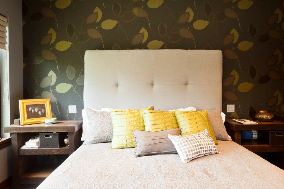 На фото: большая хозяйская спальня в стиле модернизм с зелеными стенами с