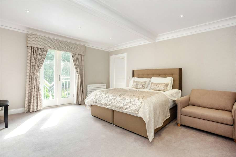 Expansive traditional bedroom in Glasgow.