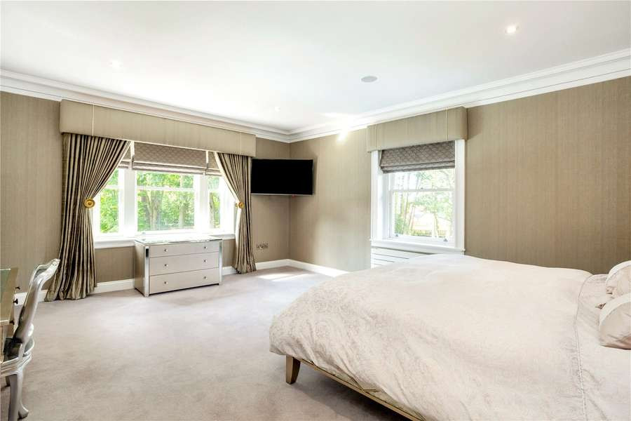 Inspiration for an expansive traditional bedroom in Glasgow.