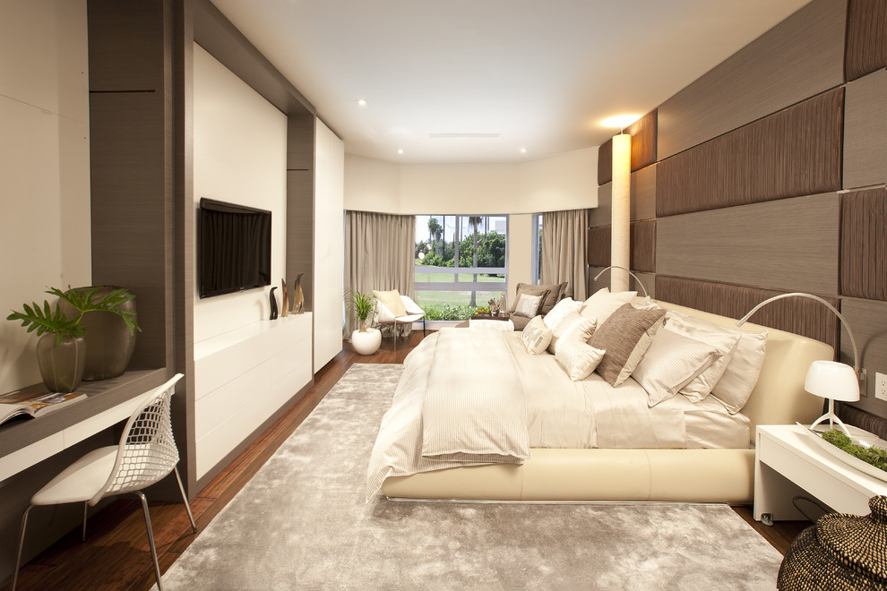 Exemple d'une chambre tendance avec un mur beige et un sol en bois brun.