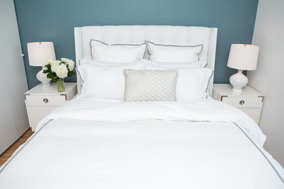 Esempio di una camera matrimoniale minimalista di medie dimensioni con pareti blu e parquet chiaro