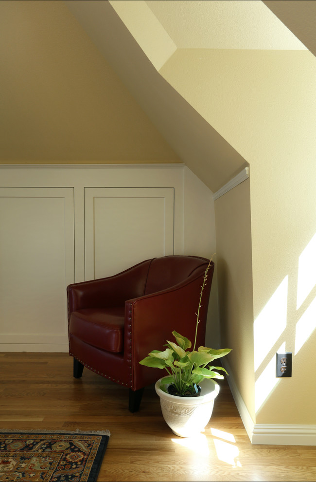 Mittelgroßes Klassisches Hauptschlafzimmer ohne Kamin mit gelber Wandfarbe und hellem Holzboden in Portland