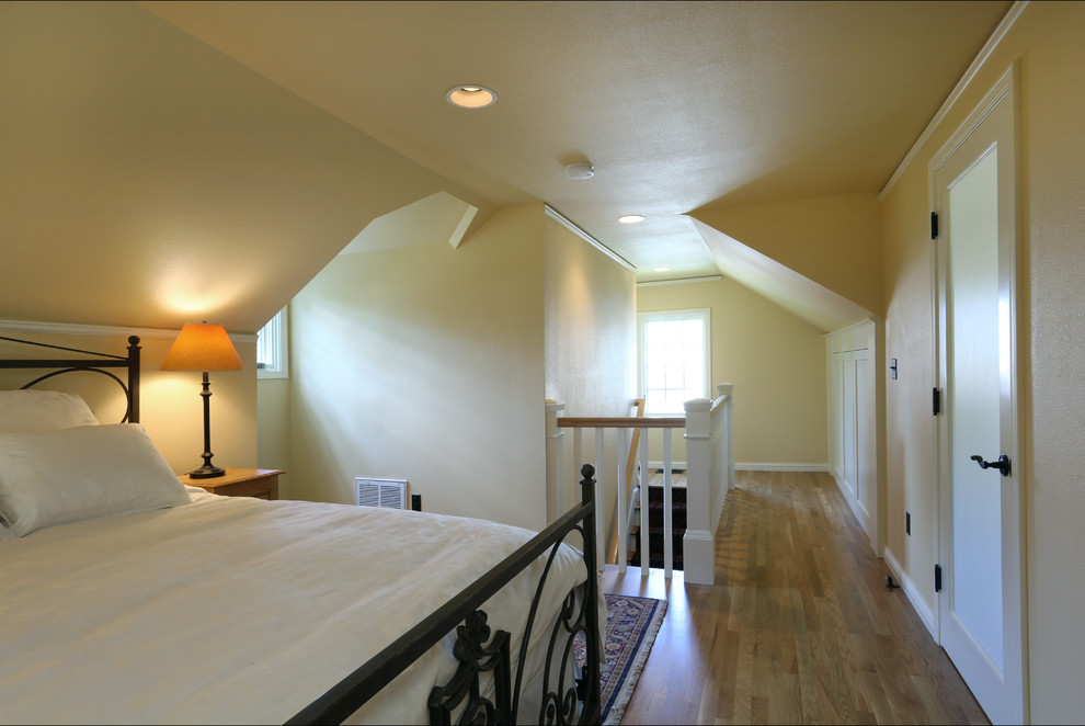 На фото: хозяйская спальня среднего размера в классическом стиле с желтыми стенами и светлым паркетным полом без камина