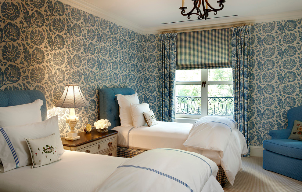 Modelo de habitación de invitados clásica sin chimenea con paredes azules y moqueta