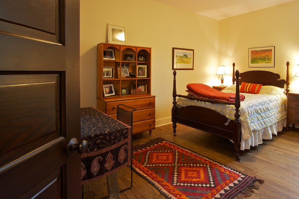 Стильный дизайн: гостевая спальня среднего размера, (комната для гостей) в классическом стиле с желтыми стенами, паркетным полом среднего тона и коричневым полом - последний тренд