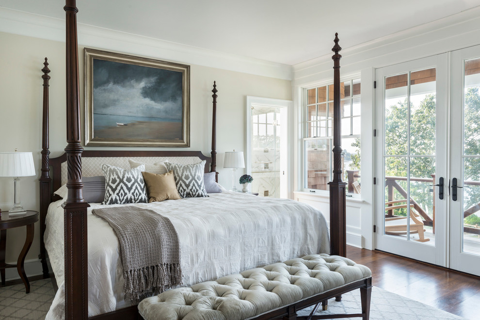 Immagine di una camera da letto vittoriana con pareti beige e parquet scuro