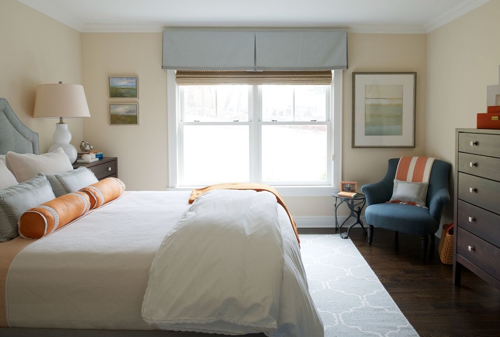 ワシントンD.C.にある中くらいなトランジショナルスタイルのおしゃれな客用寝室 (ベージュの壁、濃色無垢フローリング、茶色い床、暖炉なし)