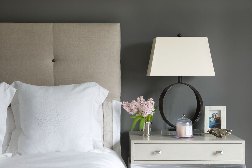 Свежая идея для дизайна: хозяйская спальня среднего размера в стиле неоклассика (современная классика) с серыми стенами, темным паркетным полом и коричневым полом без камина - отличное фото интерьера