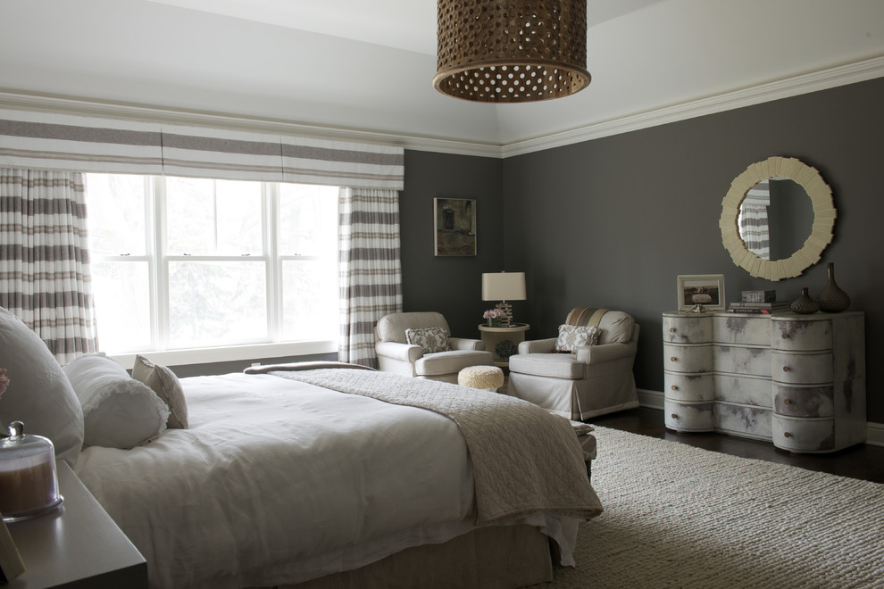 ワシントンD.C.にある中くらいなトランジショナルスタイルのおしゃれな主寝室 (グレーの壁、濃色無垢フローリング、暖炉なし) のレイアウト