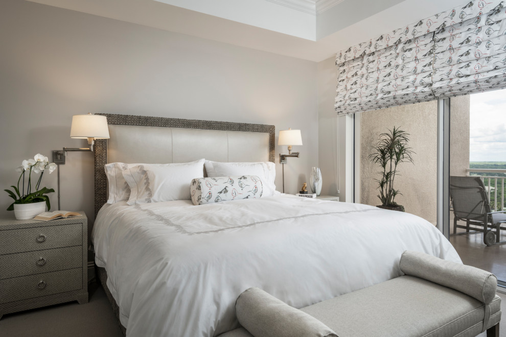 Modelo de dormitorio tradicional renovado de tamaño medio con paredes grises, moqueta, suelo gris y bandeja