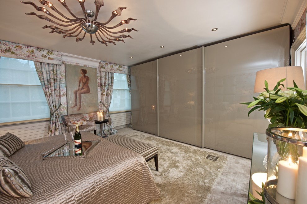 Diseño de habitación de invitados actual de tamaño medio sin chimenea con paredes multicolor, moqueta y suelo blanco