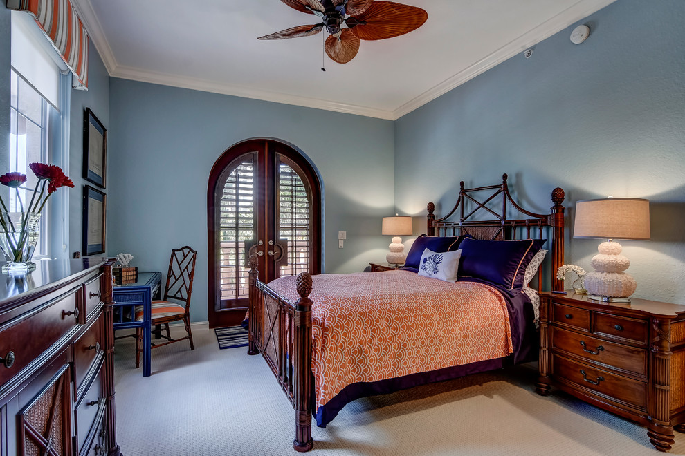 Foto di una camera degli ospiti tradizionale di medie dimensioni con pareti blu e moquette