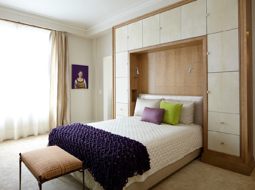 Klassisches Hauptschlafzimmer ohne Kamin mit beiger Wandfarbe und Teppichboden in New York