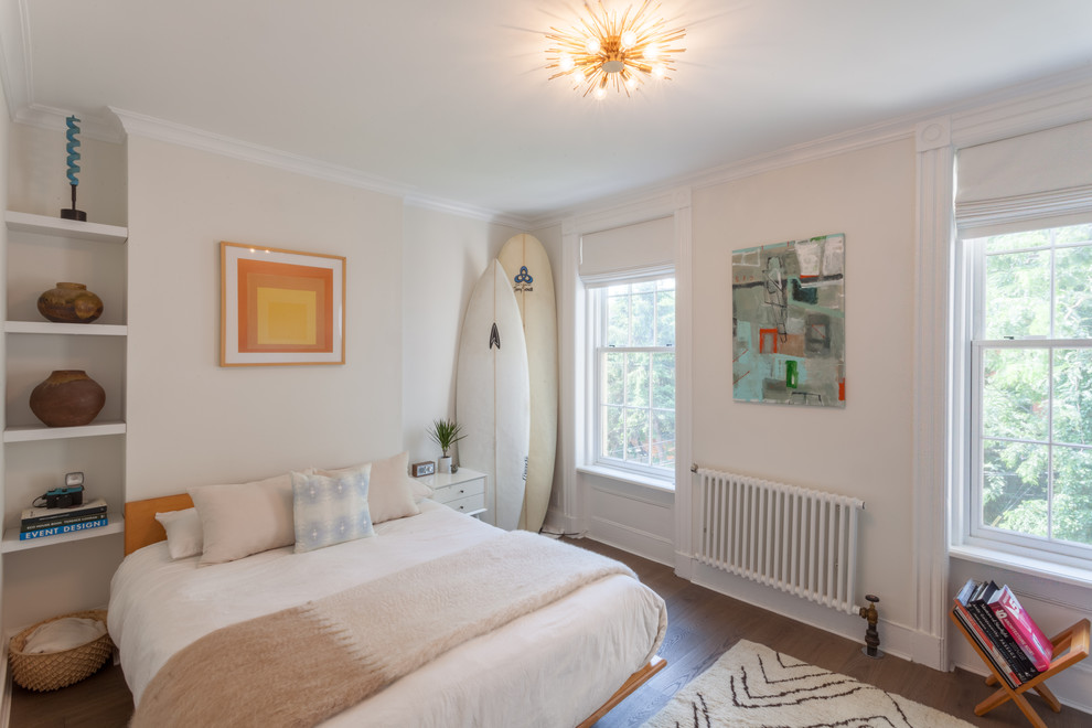 Modelo de habitación de invitados clásica renovada con paredes blancas, suelo de madera oscura y suelo marrón