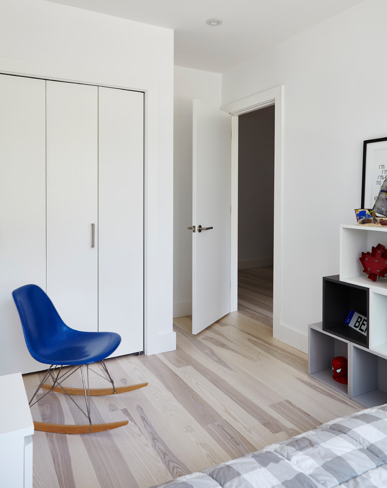 Réalisation d'une petite chambre parentale minimaliste avec un mur blanc, parquet clair et un sol multicolore.