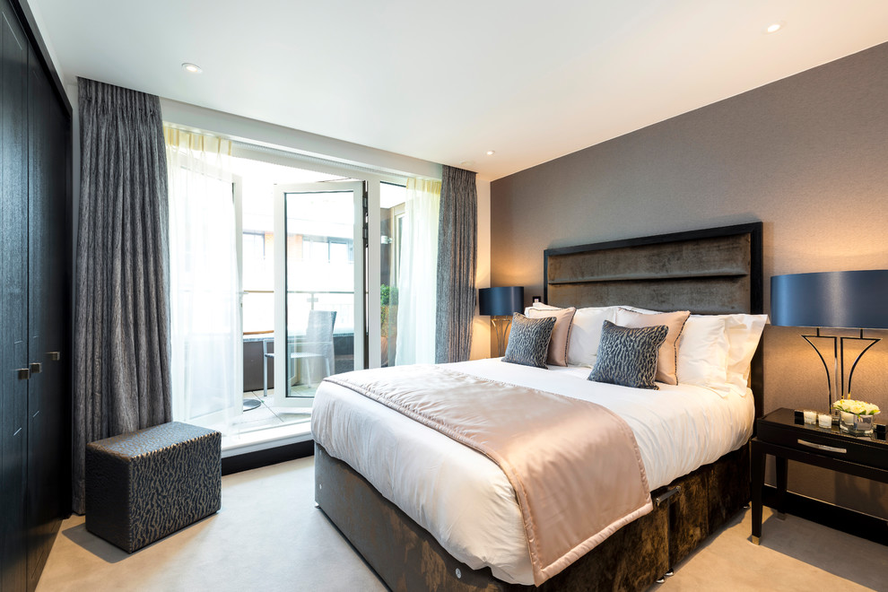 Стильный дизайн: хозяйская спальня среднего размера в современном стиле с разноцветными стенами, ковровым покрытием и бежевым полом без камина - последний тренд