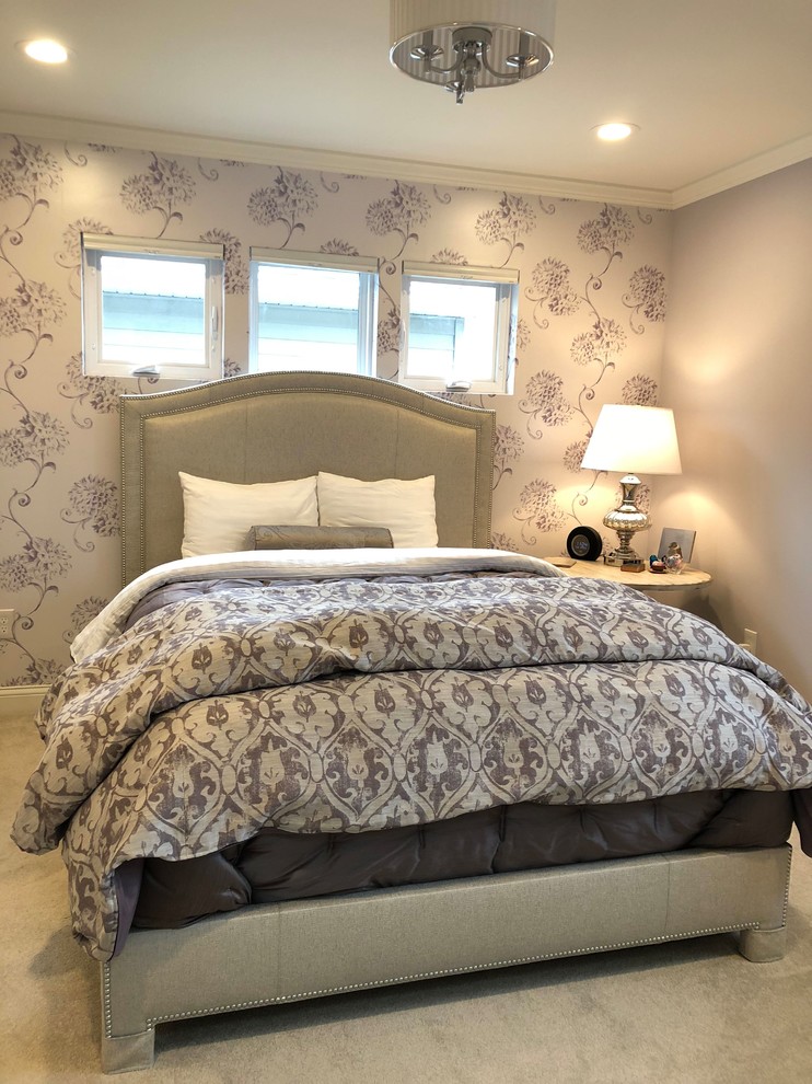 Inspiration pour une chambre traditionnelle de taille moyenne avec un mur violet et un sol gris.
