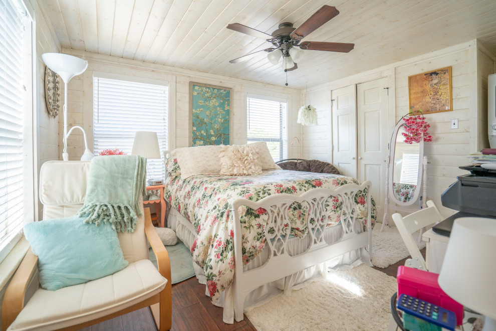 Shabby-Look Schlafzimmer mit beiger Wandfarbe, dunklem Holzboden und braunem Boden in Dallas