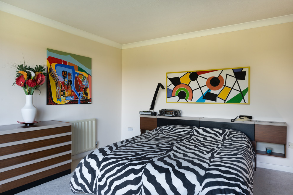 Mittelgroßes Modernes Hauptschlafzimmer mit weißer Wandfarbe in Devon
