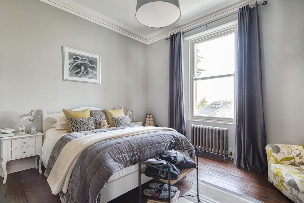 Aménagement d'une chambre d'amis grise et blanche victorienne de taille moyenne avec un mur gris et un sol en bois brun.