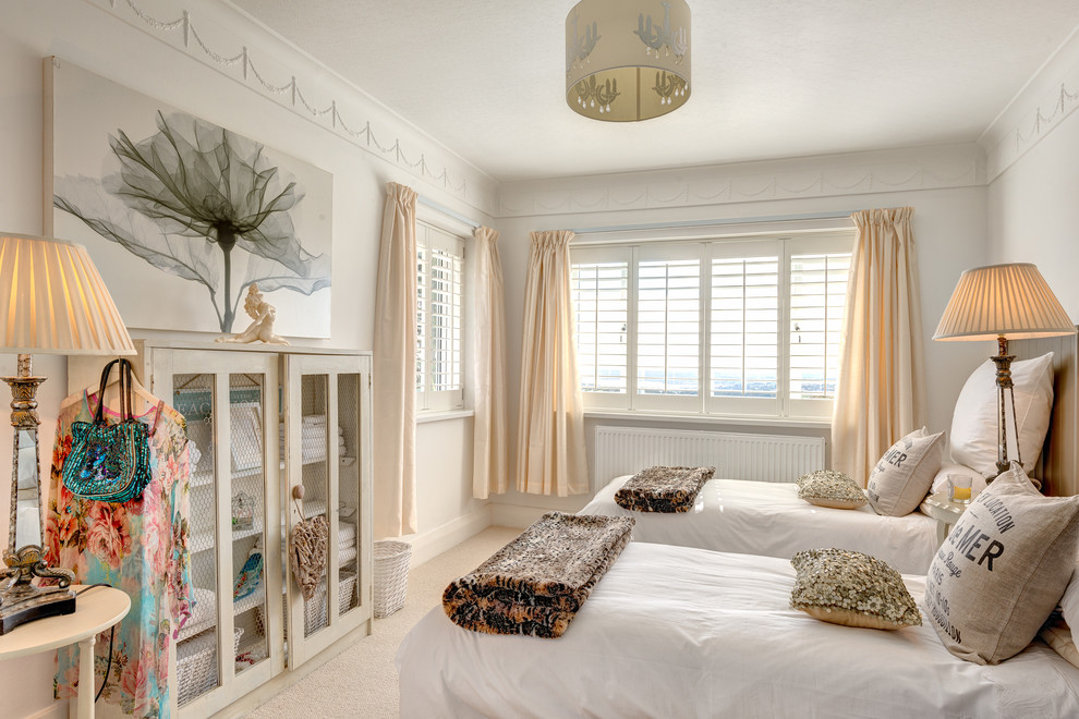 Kleines Shabby-Look Gästezimmer mit weißer Wandfarbe und Teppichboden in Devon