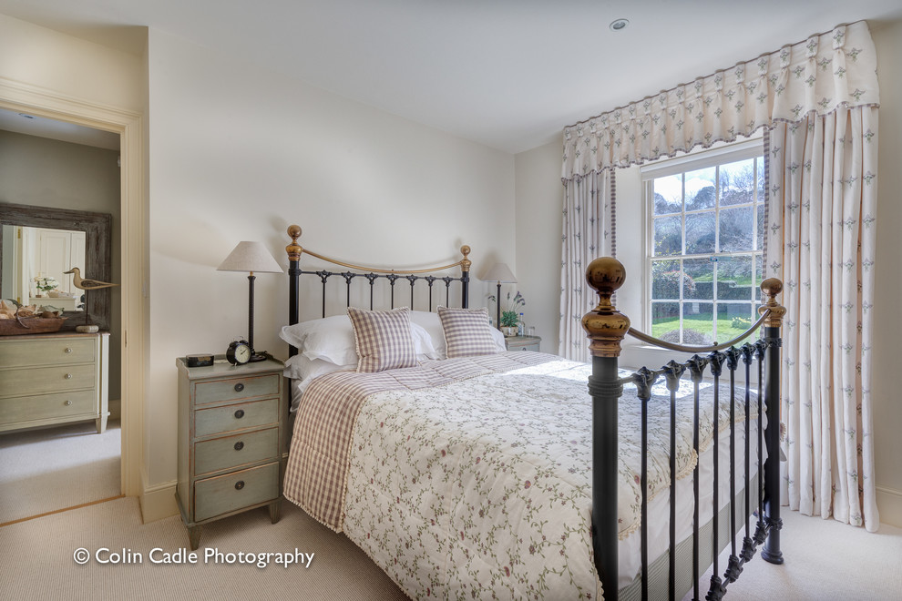 Ejemplo de dormitorio principal de estilo de casa de campo de tamaño medio con paredes beige y moqueta