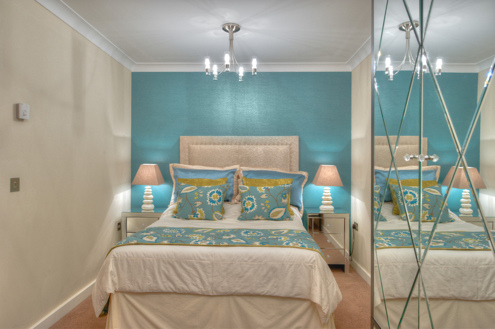 Пример оригинального дизайна: маленькая гостевая спальня (комната для гостей) в современном стиле с бежевыми стенами и ковровым покрытием для на участке и в саду
