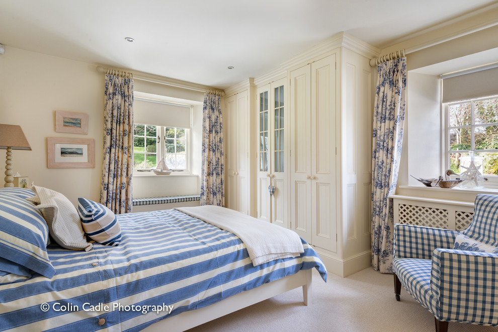 Mittelgroßes Maritimes Hauptschlafzimmer mit beiger Wandfarbe und Teppichboden in Devon