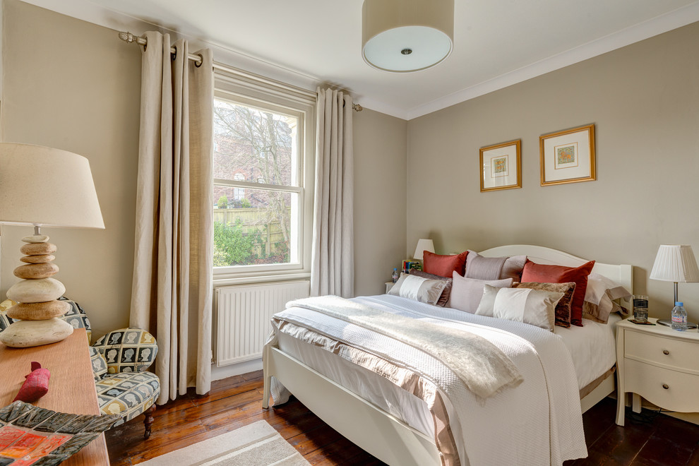 Imagen de habitación de invitados retro de tamaño medio con paredes grises y suelo de madera en tonos medios