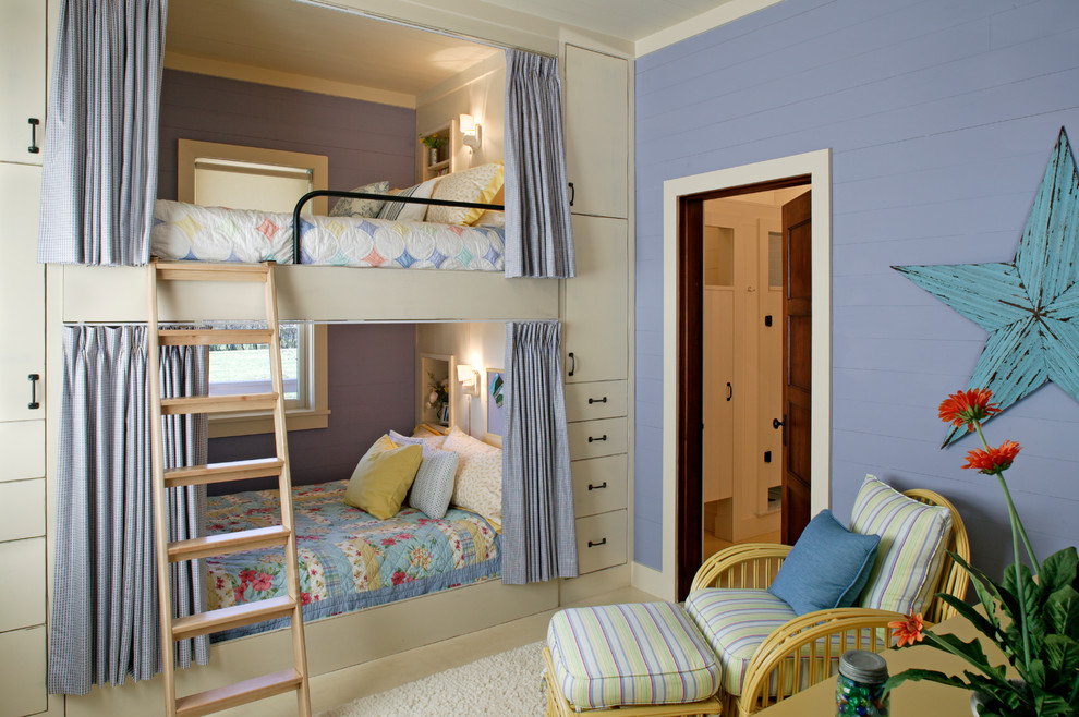 Foto di una camera degli ospiti chic con pareti viola, moquette e nessun camino
