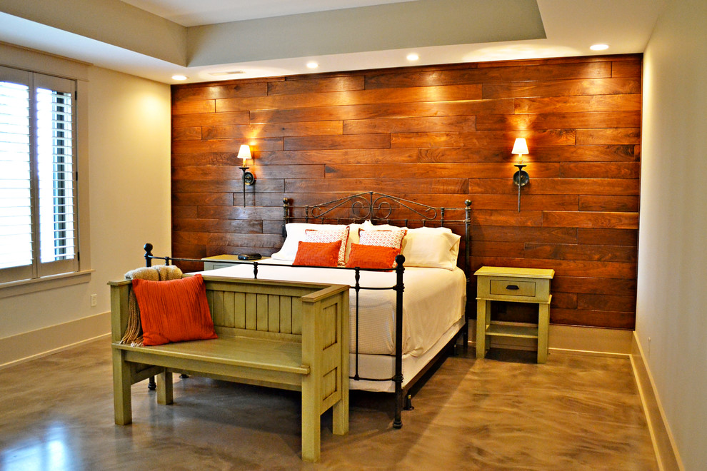 Foto de dormitorio principal de estilo de casa de campo grande sin chimenea con paredes beige y suelo de cemento