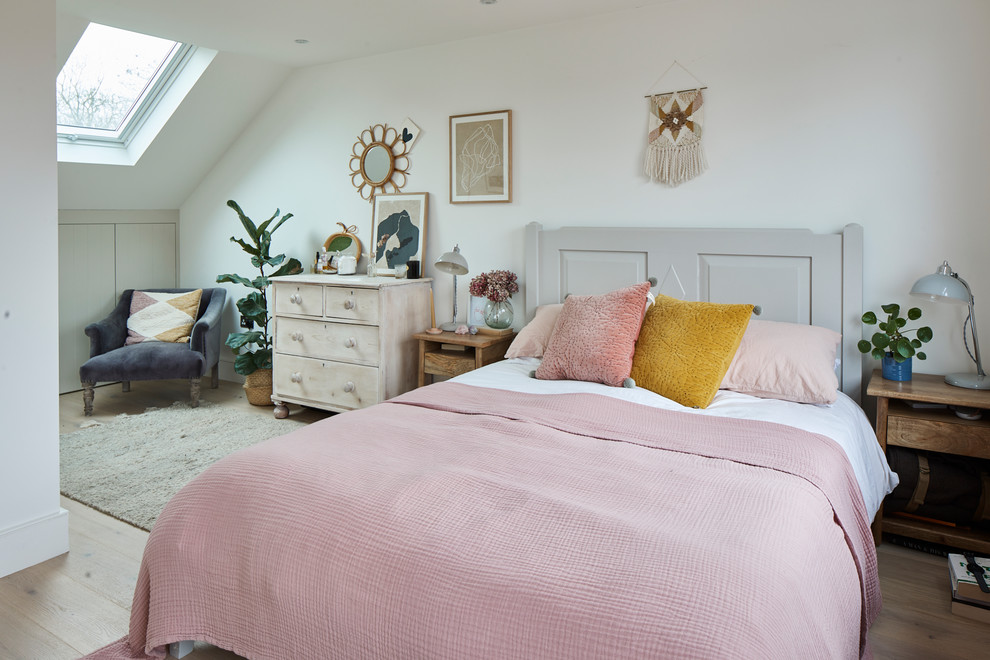 Klassisches Schlafzimmer mit weißer Wandfarbe, braunem Holzboden und braunem Boden in London