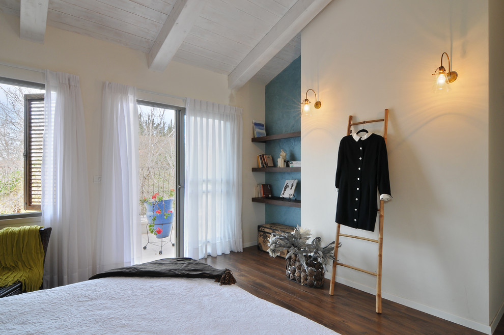 Inspiration for a contemporary bedroom remodel in Tel Aviv with white walls