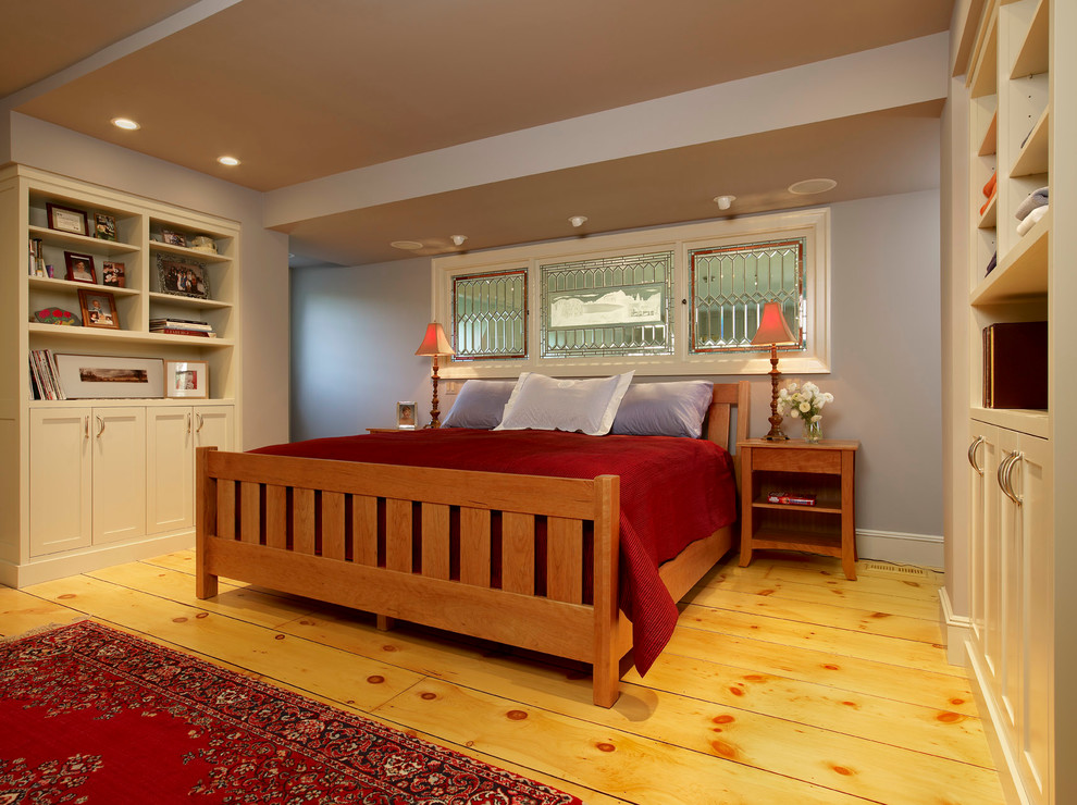 На фото: большая хозяйская спальня в классическом стиле с серыми стенами, паркетным полом среднего тона и бежевым полом без камина с