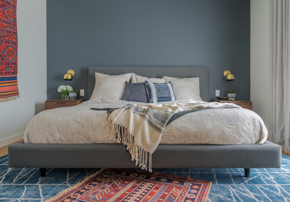 Großes Modernes Hauptschlafzimmer ohne Kamin mit blauer Wandfarbe, braunem Holzboden und braunem Boden in Seattle