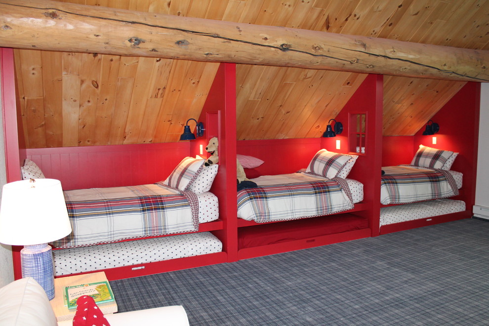 Идея дизайна: огромная гостевая спальня (комната для гостей) в стиле рустика с бежевыми стенами, ковровым покрытием и серым полом без камина